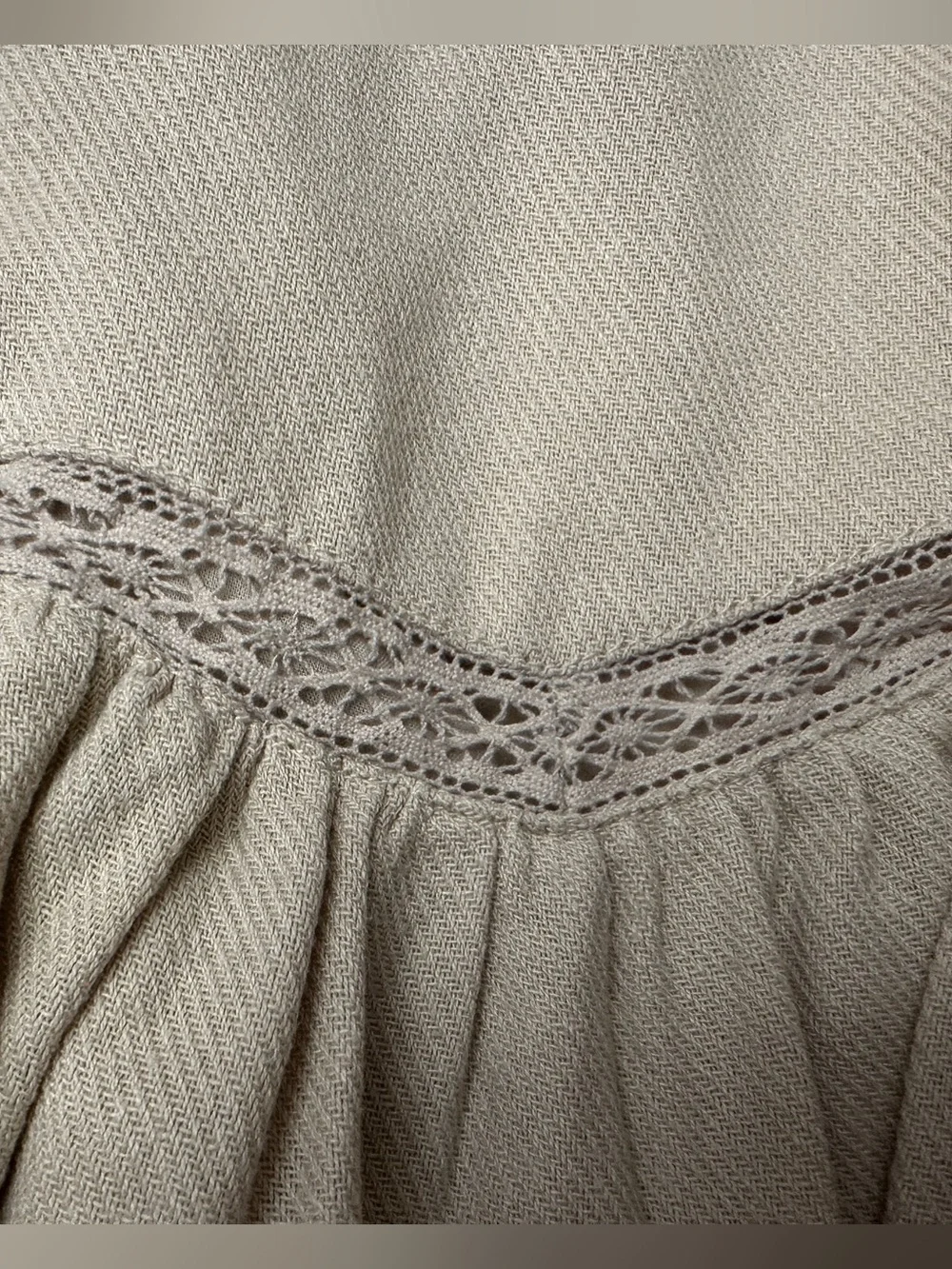 Zara girl’s Embroidered neckline and ruffled hem.  Size 3-4T.